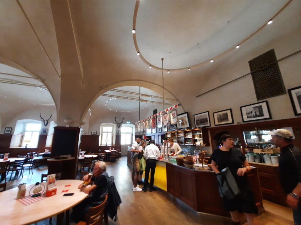 Innenansicht des bräustüberls in der stieglbrauwelt salzburg